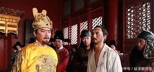 看下|大臣即将被斩首,掏出免死金牌保命,皇帝:你先看下背面写着啥!