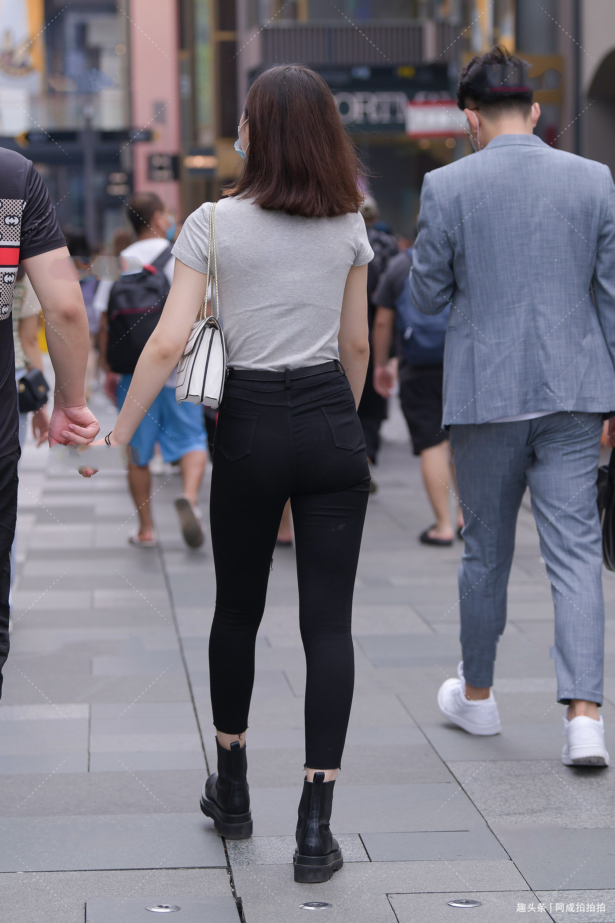 铅笔裤配上马丁靴,简单又不失时尚感