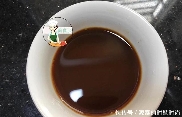  炒茄子时，直接下锅就错了，大厨教您一招，茄子香软，不油不发黑！