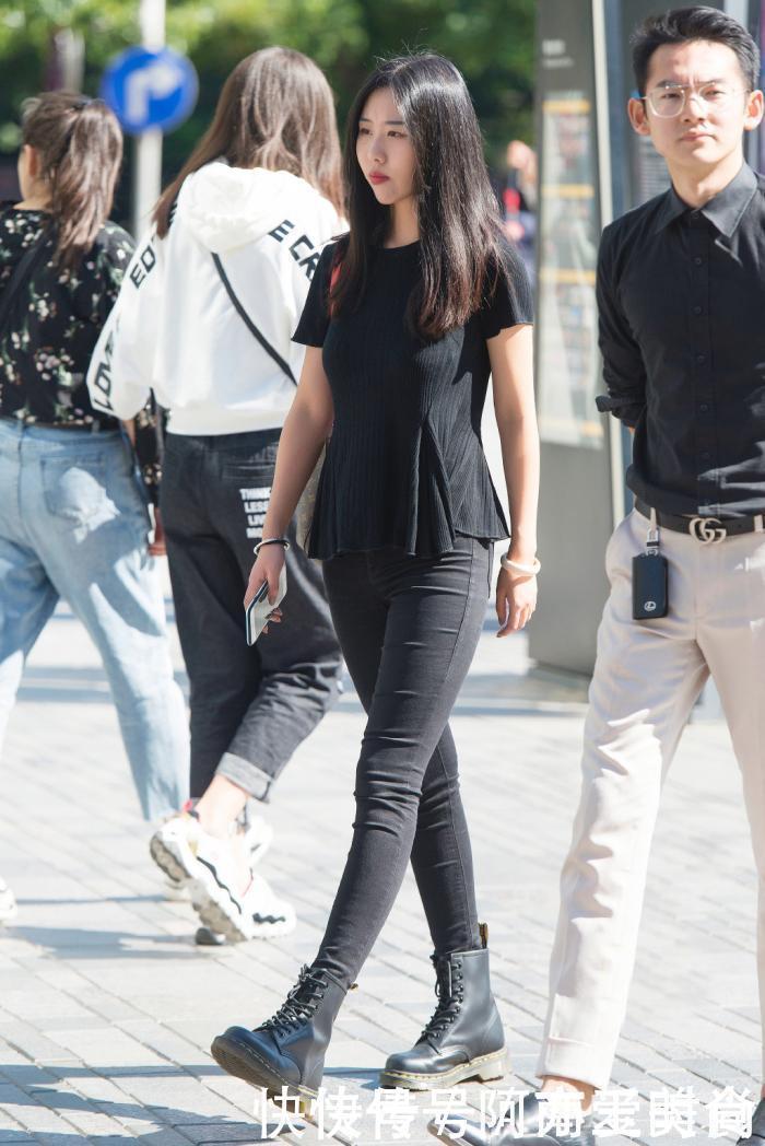 时尚街拍:小姐姐一身黑,包的这么严实不知道热不热?