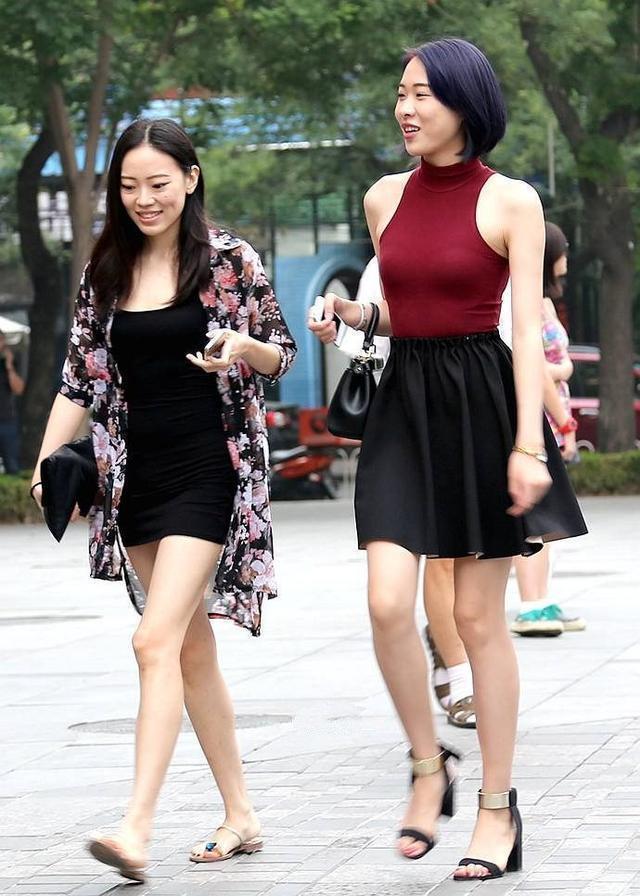 街拍:小姐姐穿着打扮显得非常完美,甜甜的少女感十足,非常吸引眼球
