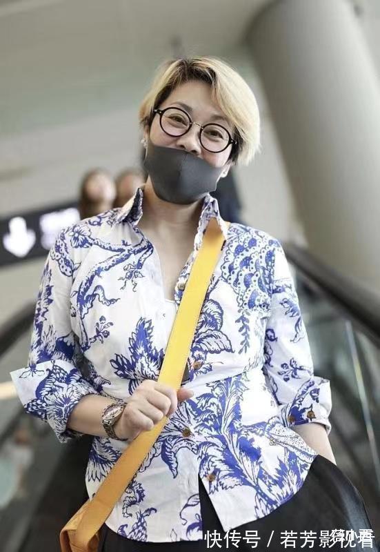 衬衫|58岁毛阿敏穿搭真时髦,花衬衫配五分裤,一头奶奶灰短发好吸睛