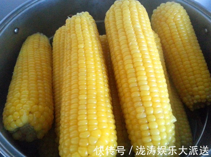 煮玉米,只加水是外行!多放2种料,香甜软糯,鲜美营养,更好吃