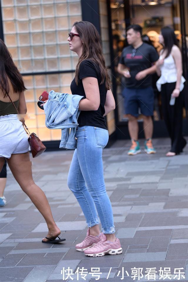 舒适|黑色短袖搭配经典牛仔裤,穿法简单,休闲又舒适