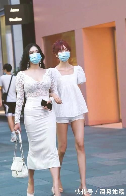 粉色 小姐姐选择了一整套粉色的套装,有一颗少女心,很有气质