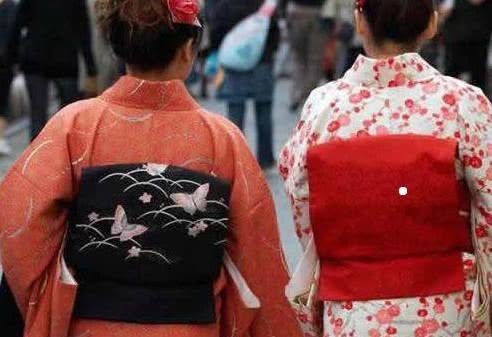 日本姑娘和服,为何后面有小枕头?看完以后你就明白了