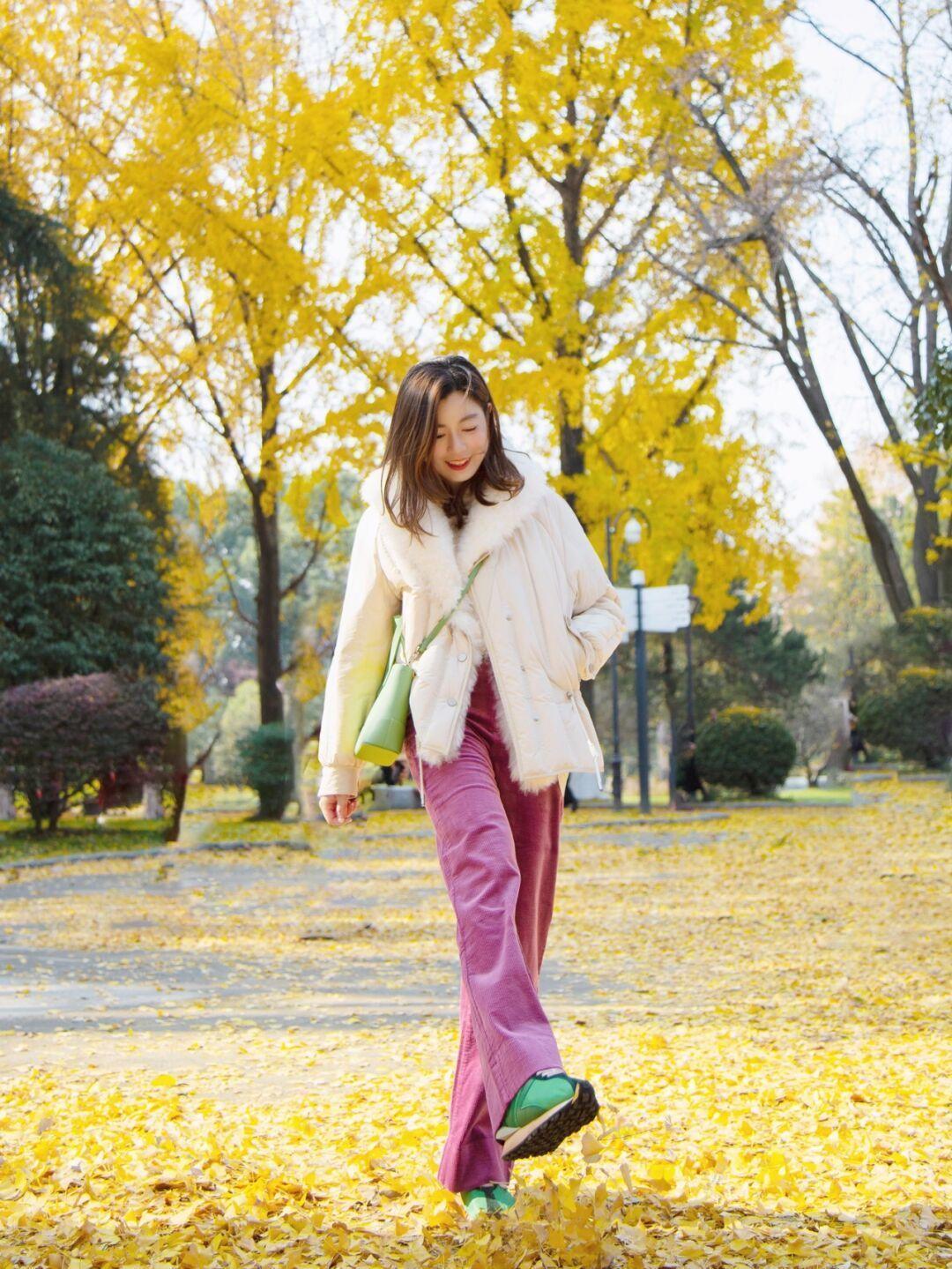 修身牛仔裤 寒冷的冬季怎么穿?羽绒服的搭配思路总结好了,穿出优雅时髦