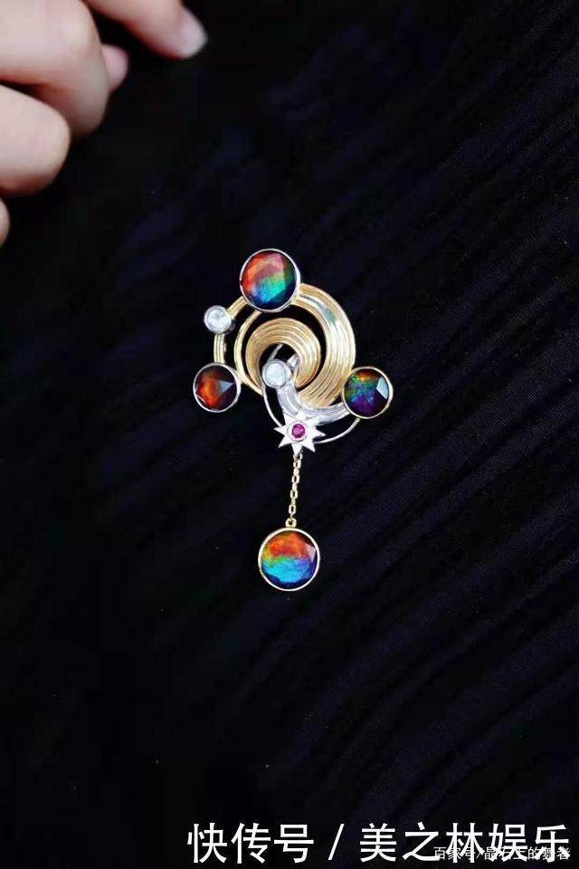 秋冬一款胸针胜过10件大牌珠宝,get胸针的佩戴方式!