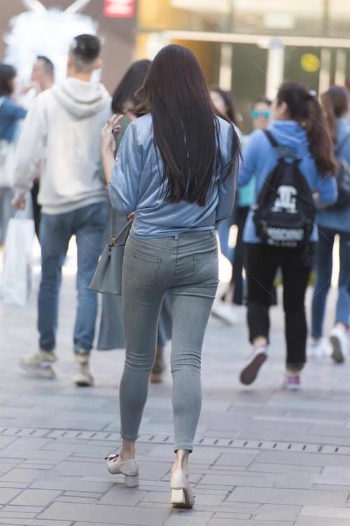 设计感十足的衬衫，冰丝面料看起来很高级，搭配牛仔裤就行