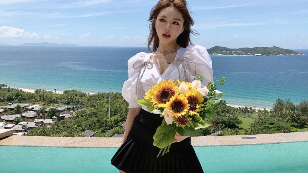 小姐姐|元气十足的小姐姐, 一件V领白衬衣配黑色百褶裙, 元气满满