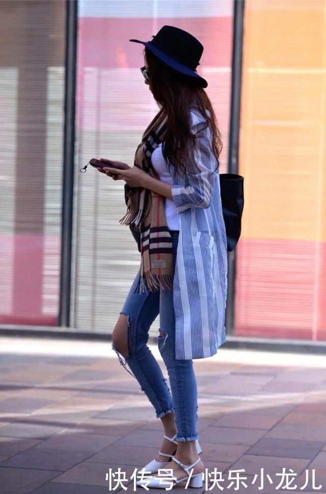 小姐姐有着好身材，一件白色背心，显得更加的青春