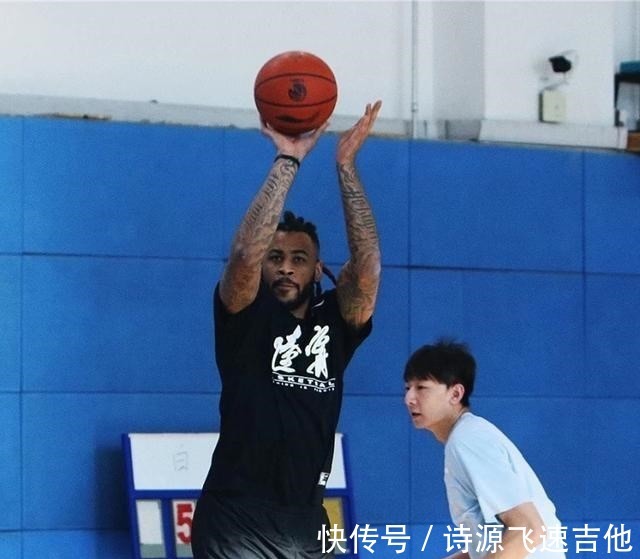 杨鸣|辽宁大外亮相,杨鸣笑得合不拢嘴,心疼朱荣振!