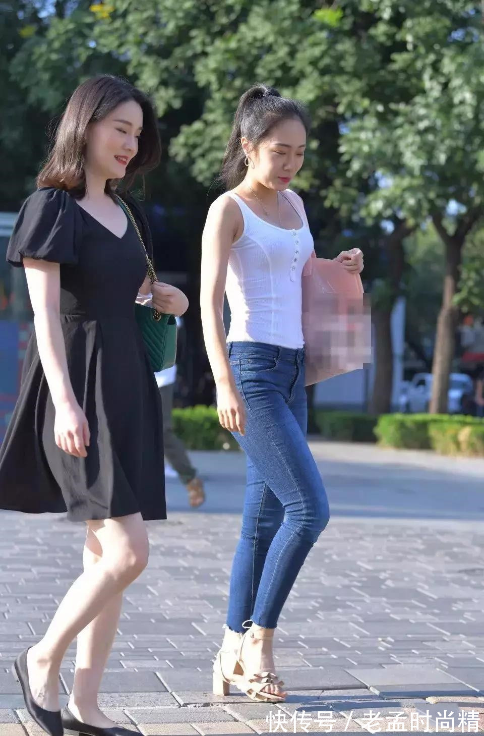 短裙|街拍: 一对时尚靓丽的闺蜜, 黑色连衣短裙美妇, 神似一位明星!