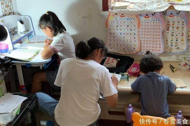 小区|宝妈深夜辅导作业很“扰民”,孩子一个人写作业,全小区接受教育