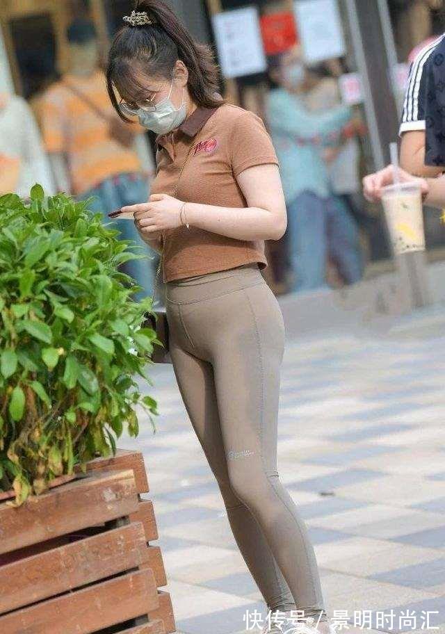 性感 瑜伽裤穿搭选择野性性感,很经典的款式,值得一试