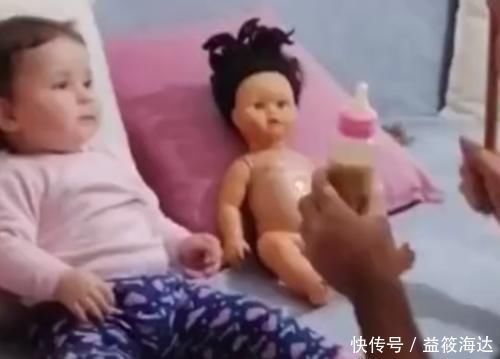 喝奶|萌娃不愿喝奶,亲爸通过教训布娃娃来“恐吓”娃火了,网友:绝了