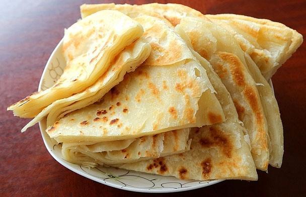 烙饼时，光刷油是不行的，多加这一步，保证烙饼外酥内软分层多