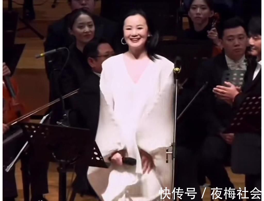 《朗讀者》第三季回來(lái)了，董卿詠梅同框走出，優(yōu)雅和知性相得益彰