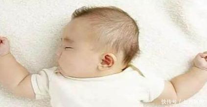 宝妈|刚出生的宝宝在睡觉时喜欢“投降”知道这些,宝妈就偷着乐吧
