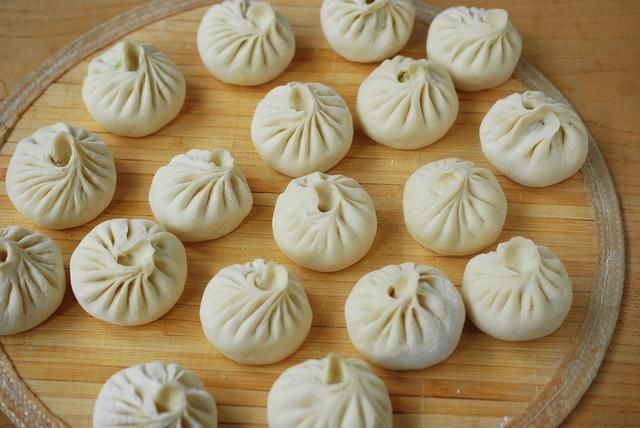 用白菜做馅儿，放盐杀就错了！跟我这样做，不用挤水不出汤，鲜美