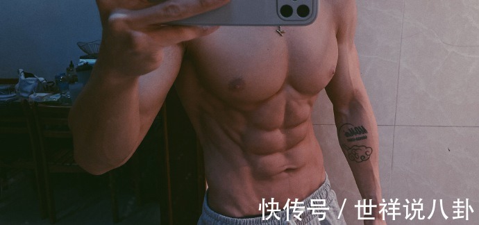 搓衣板|六块腹肌宛如搓衣板,人鱼线胸肌都很养眼,麒麟臂男友力十足!