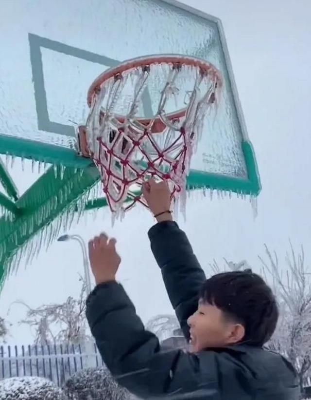 “南方人穿拖鞋到东北旅游?!”哈哈哈哈哈哈哈哈哈