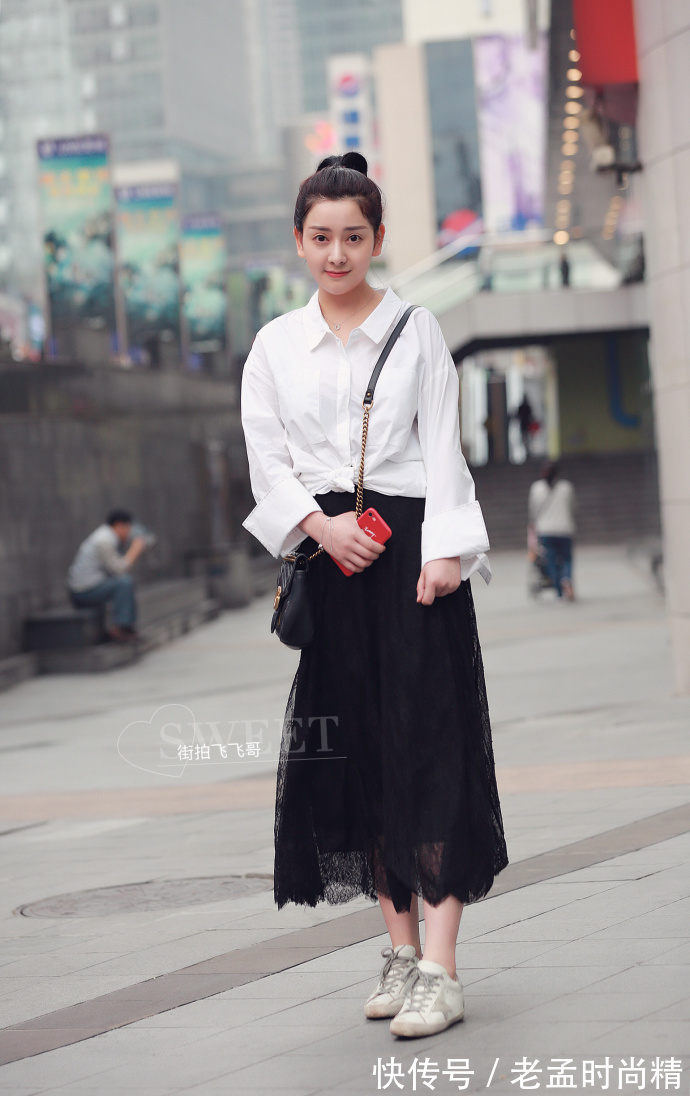 小西装|街拍,休闲小西装搭配黑色小皮裙,穿出恰到好处的女人味!