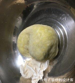 店家都没有营业，只能自己动手，今天试试韭黄猪肉锅贴，一样美味