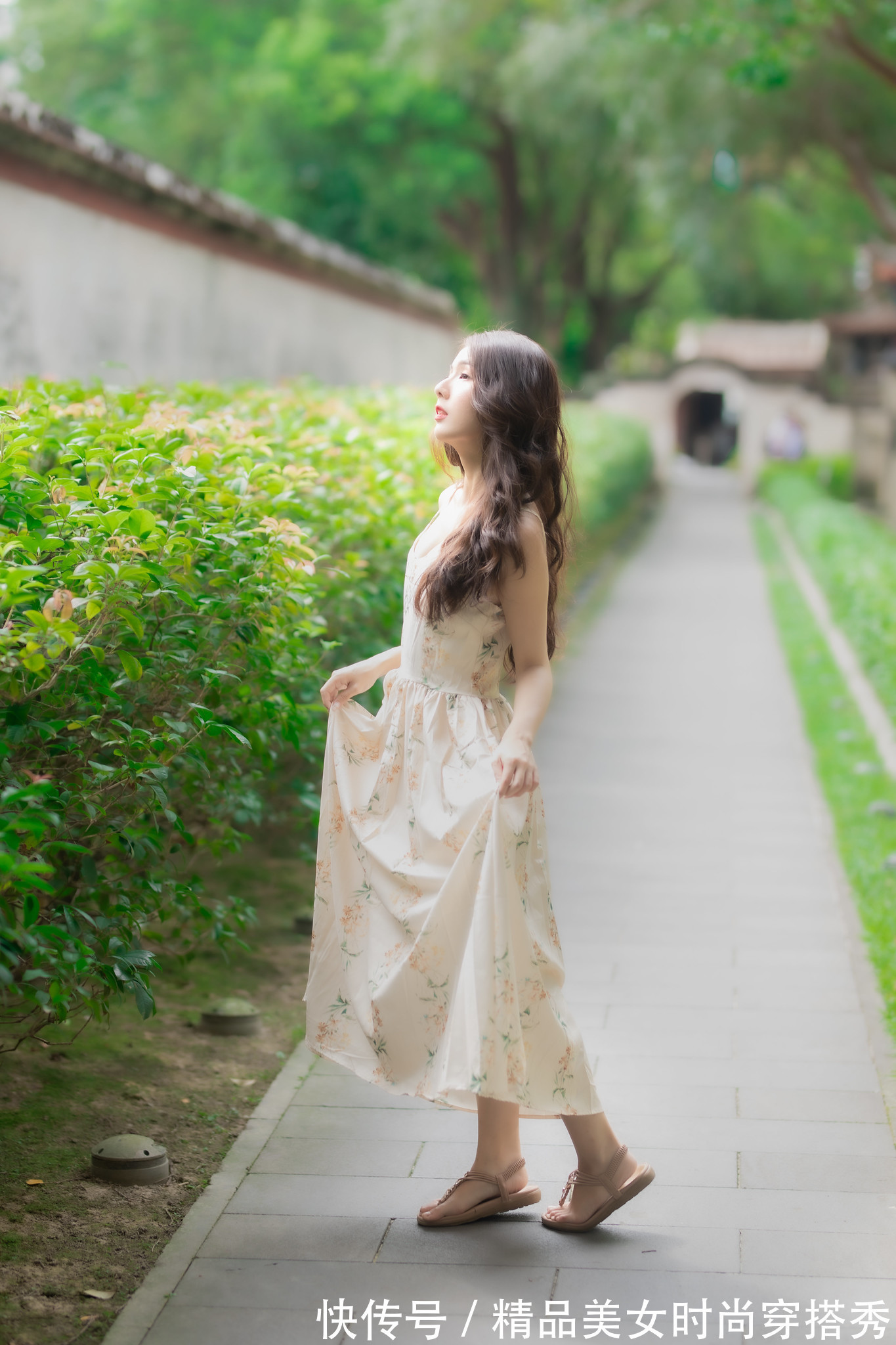 小凉鞋 吊带连衣裙清凉简约,搭配一双简单的小凉鞋就能够轻松驾驭!