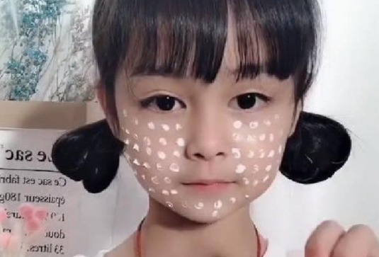 网红梦|小学生化妆火了,模仿妈妈上眼影,看到“成品”后被惊艳到