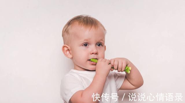 宝宝|宝宝多大开始刷牙适合乳牙萌出前,该如何给宝宝清洁口腔