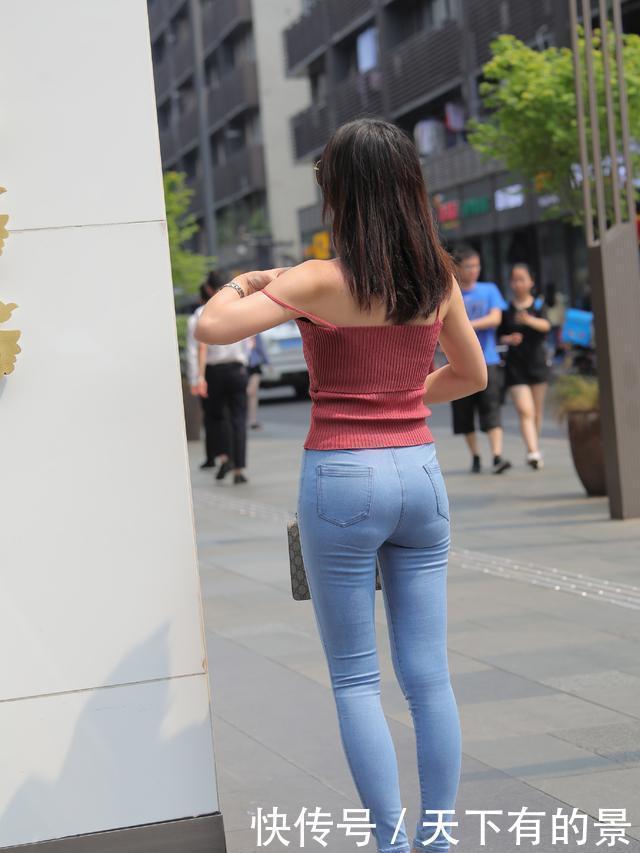 装扮|酒红吊带搭配浅蓝色牛仔裤,优雅知性又不失青春的装扮