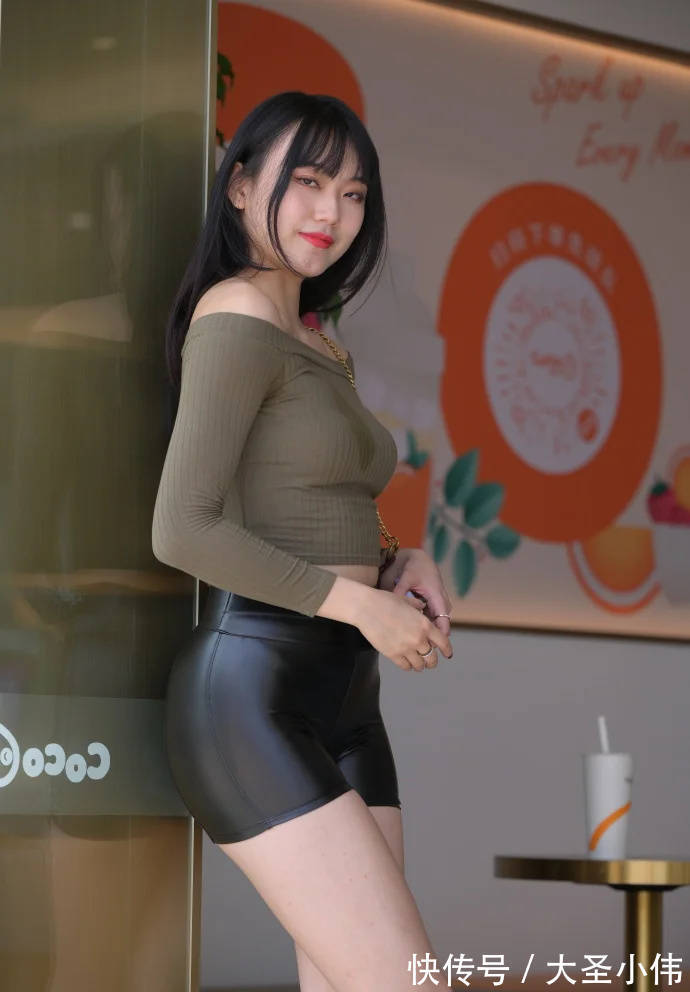 美女|美女街拍:深绿色一字肩上衣,搭配黑色小皮裤,时尚好看还很有成熟女人味