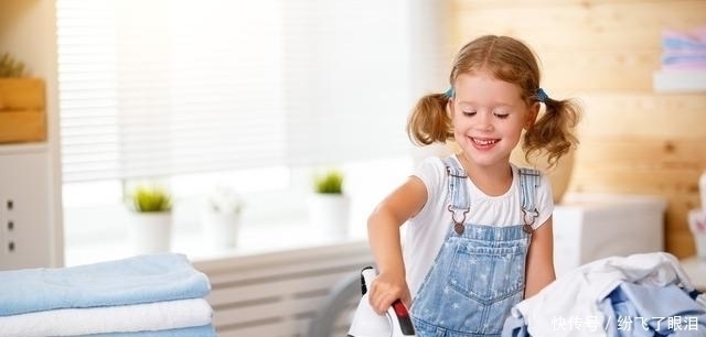 饺子皮|萌娃熟练地帮妈妈擀饺子皮走红!爸妈这样做,也能教育出同款孩子