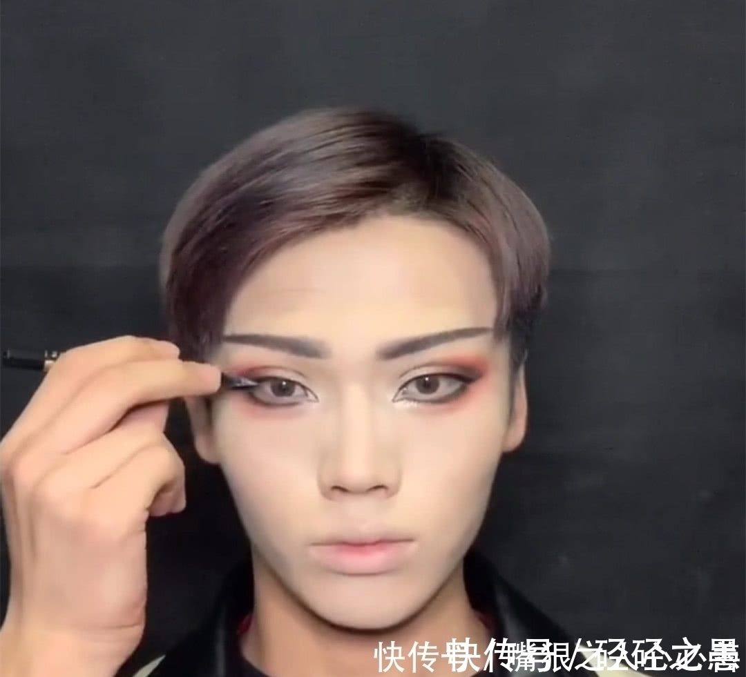 眉毛|美妆大佬有多厉害？小哥仿妆“美杜莎”，网友：能把手机来吗？