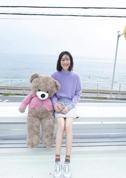 ?别只会穿黑白灰，学习刘雯的“彩色”穿搭技巧，好看又显高级