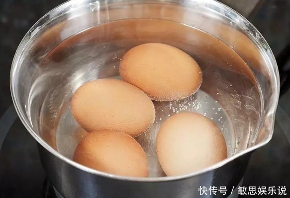 鸡蛋壳|煮鸡蛋时,直接下锅煮是错的!多加这1步,鸡蛋更嫩,壳一碰就掉