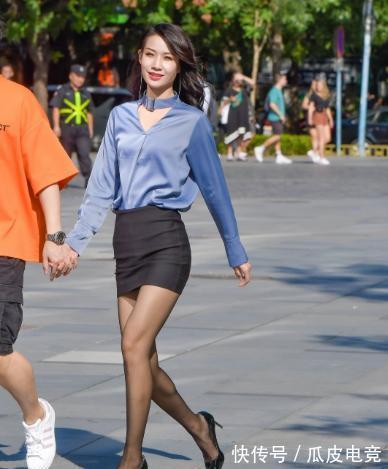 高挑 蓝色衬衫搭配黑色包臀裙,高挑优雅,气质迷人