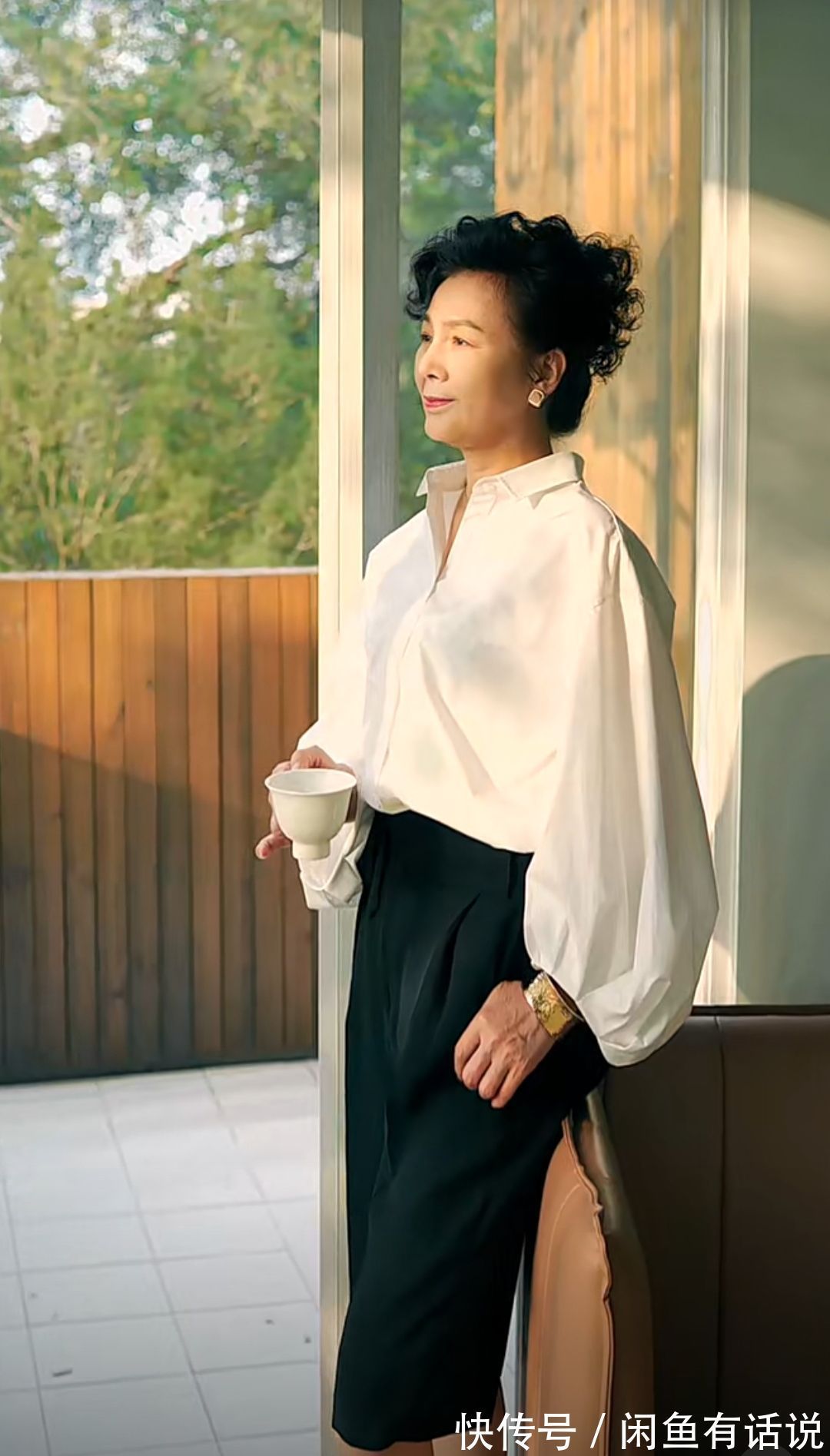 黑裤 岁月不败美人,65岁阿姨的黑白穿搭好美,和1米95儿子同框太惊艳