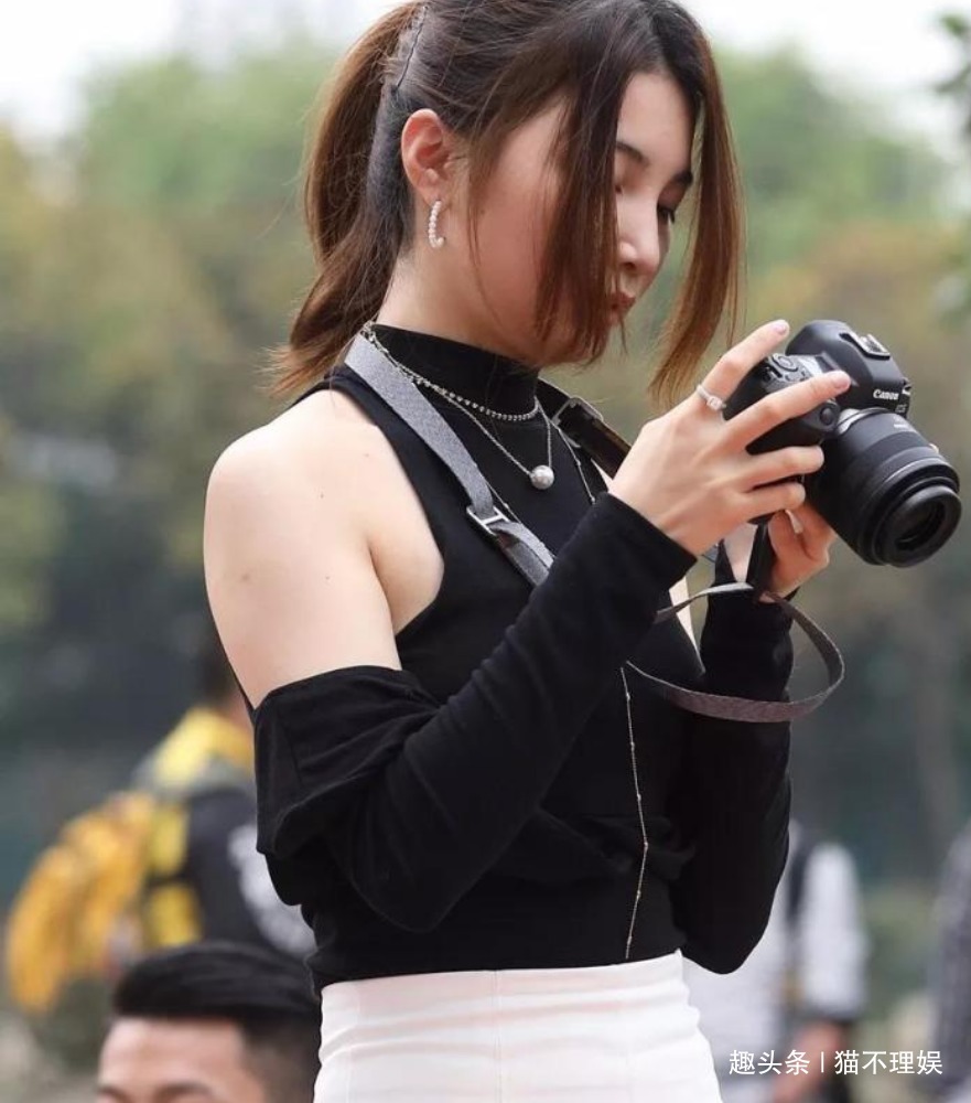 美女 知性美女解锁各种蹲法,黑色露肩上衣搭配白色包臀裙,简约时尚