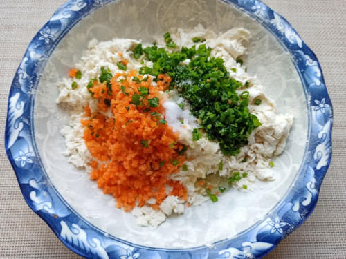 面粉新吃法,无需发面,开水一烫就搞定,个个鼓大泡,比油条还香