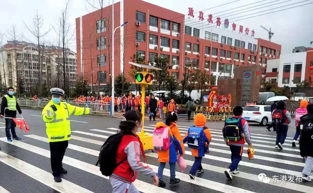 开学第一天！被娃娃“吃相”萌到了！