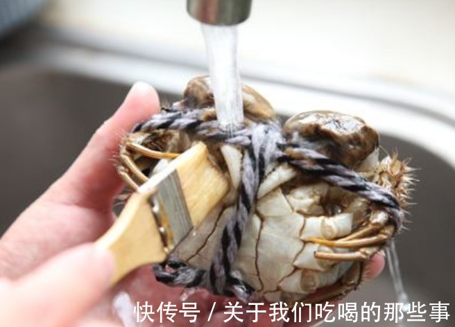 鲜美|清蒸蟹用冷水还是开水?牢记3个技巧,鲜嫩又鲜美,腿不掉黄不流