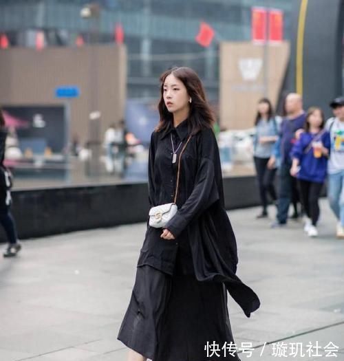 上衣 小姐姐蓝色紧身上衣搭配裸色不规则短裙,气质优雅大方