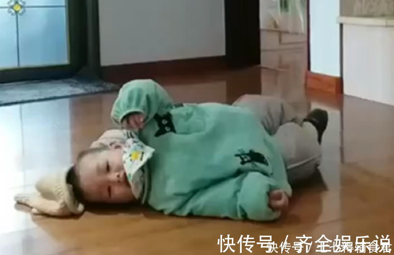 小更|弟弟打扰哥哥写作业,谁曾想却被硬生生拖出房门,网友:亲哥实锤