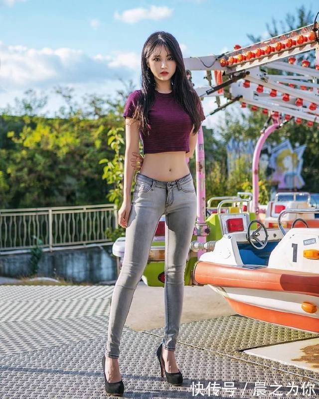 时髦 时髦优雅的高挑美女,搭配上牛仔裤,瞬间魅力十足!