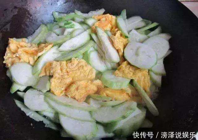 丝瓜|女性不想显老,三种蔬菜少不了,排出体内毒素,减少皱纹,显年轻