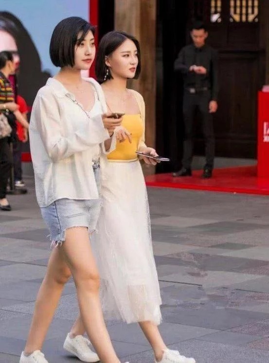 街拍:姿色天然的美女,一件黑色的连体短裤,魅力气质十足