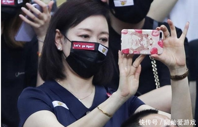 皱纹|胡明轩妈妈比球赛还抢镜！穿亮色T恤显年轻，年近五十脸上没皱纹