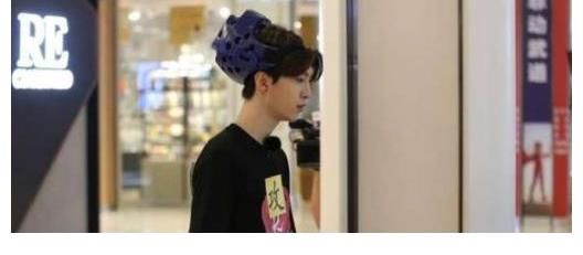 范丞丞|王嘉尔为遮纹身花样百出，38度高温穿冰袖，范丞丞方式却简单粗暴